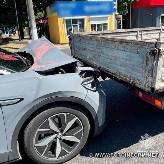 У Кропивницькому іномарка зіткнулася з вантажівкою (ФОТО)